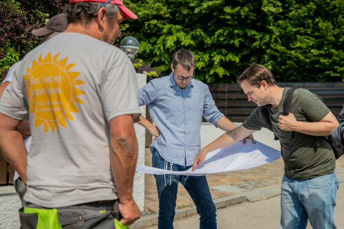 Arbeiter bei Besprechung des Glasfaseranschlusses